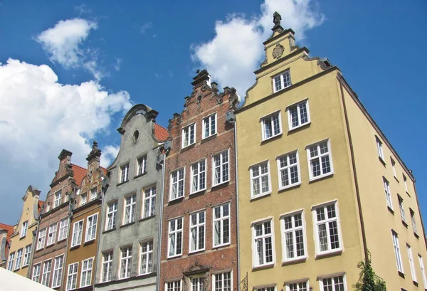 Façade de la vieille maison d'habitation, fenêtres., ciel ensoleillé. Gdansk, Pologne . — Photo