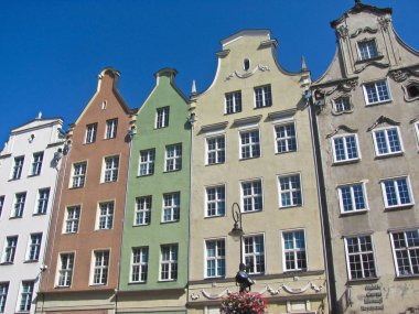 Eski konut ların cephesi, pencereleri. Gdansk, Polonya.