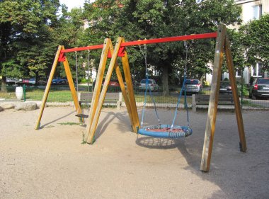 11 Ağustos 2019. Gdans, Polonya. Salıncak sepeti, çocuk oyun alanında zincir salıncaklar.