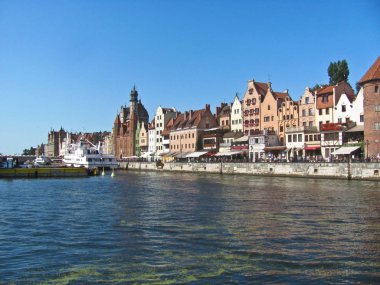 11 Ağustos 2019, Gdansk, Polonya. Motlawa Nehri ile Gdansk eski şehir.