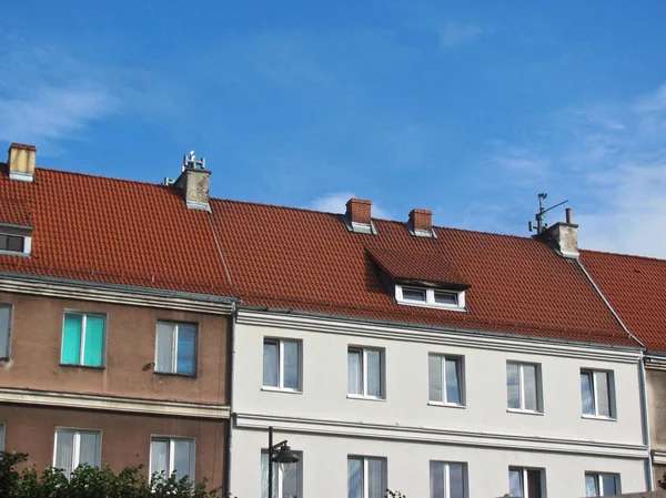 Konutun çatısındaki bacalar. Mavi bir gökyüzü güneşli bir gün altında Cephe. Windows.