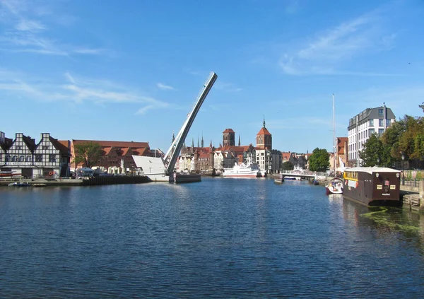 11 août 2019. Pologne, Gdansk, pont Wartka, pont-levis sur la rivière Motlawa . — Photo