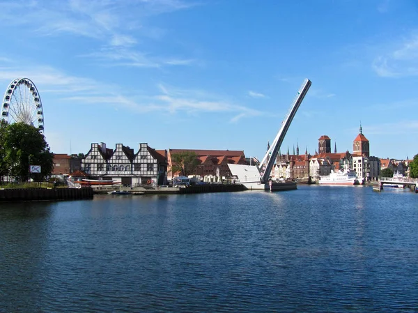 11 août 2019. Pologne, Gdansk, pont Wartka, pont-levis sur la rivière Motlawa . — Photo