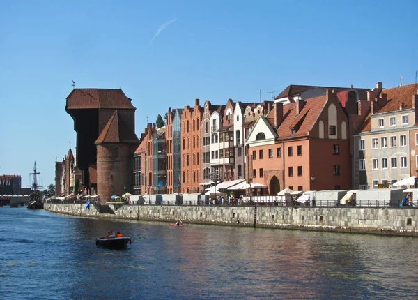 11 августа 2019 года, Гданьск, Польша. Старый город Гданьска со средневековым портовым краном Zuraw и рекой Мотлава . — стоковое фото