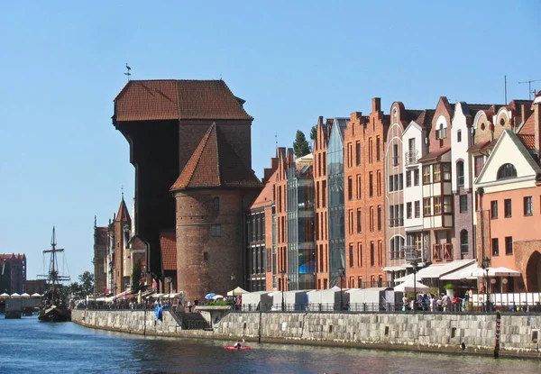 11 de agosto de 2019, Gdansk, Polônia. Gdansk cidade velha com guindaste portuário medieval Zuraw e Motlawa River . — Fotografia de Stock
