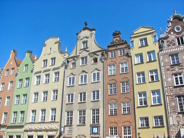 Façade de la vieille maison d'habitation, fenêtres., ciel ensoleillé. Gdansk, Pologne . — Photo