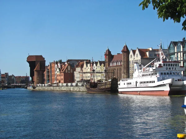 11 de agosto de 2019, Gdansk, Polonia. Ciudad vieja de Gdansk con grúa portuaria medieval Zuraw y río Motlawa . —  Fotos de Stock