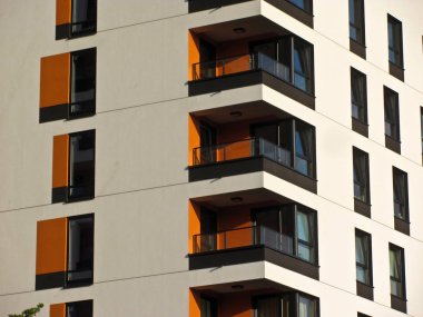 Modern apartman. Cephe, çağdaş mimari. Şık oturma apartmanı.