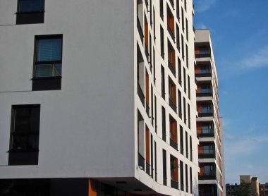 Modern apartman. Cephe, çağdaş mimari. Şık oturma apartmanı.