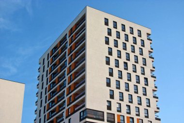 Modern apartman. Cephe, çağdaş mimari. Şık oturma apartmanı.