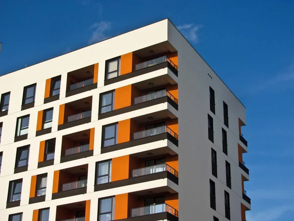 Modern apartman. Cephe, çağdaş mimari. Şık oturma apartmanı.