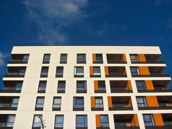 Modernes Mehrfamilienhaus. Fassade, zeitgenössische Architektur. Stilvoller Wohnblock. — Stockfoto