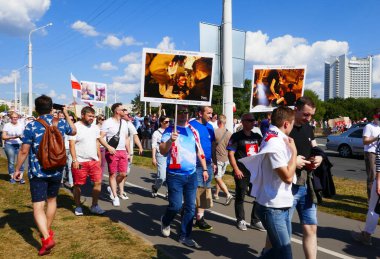 Minsk, Belarus 16 Ağustos 2020: Beyaz Rusya 'da barışçıl protestolar. Diktatör Lukashenko 'ya karşı protesto, Belarus 2020. Slogan