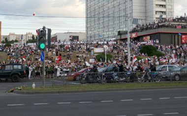 Minsk Belarus - 08.15.2020: Lukashenko diktatörüne karşı protesto. Barışçıl sokak protestosu
