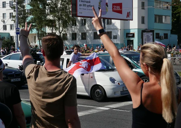 Minsk Belarus - 08.15.2020: Lukashenko diktatörüne karşı protesto. Barışçıl sokak protestosu