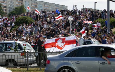 Minsk Belarus - 08.15.2020: Lukashenko diktatörüne karşı protesto. Barışçıl sokak protestosu