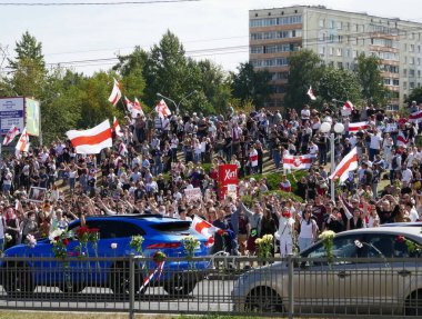 Minsk Belarus - 08.15.2020: Lukashenko diktatörüne karşı protesto. Barışçıl sokak protestosu