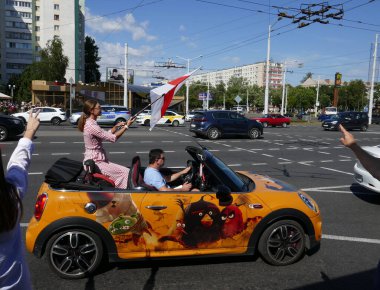 Minsk Belarus - 08.15.2020: Lukashenko diktatörüne karşı protesto. Barışçıl sokak protestosu