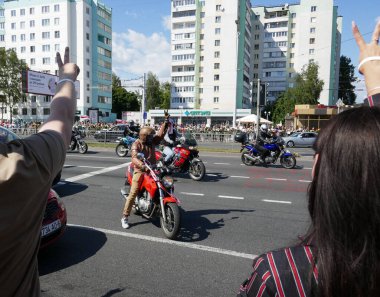 Minsk Belarus - 08.15.2020: Lukashenko diktatörüne karşı protesto. Barışçıl sokak protestosu