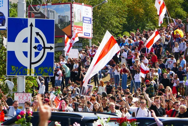 Minsk Belarus - 08.15.2020: Lukashenko diktatörüne karşı protesto. Barışçıl sokak protestosu
