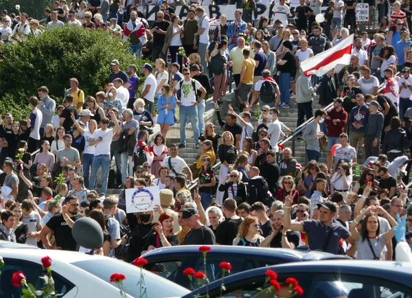 Minsk Belarus - 08.15.2020: Lukashenko diktatörüne karşı protesto. Barışçıl sokak protestosu