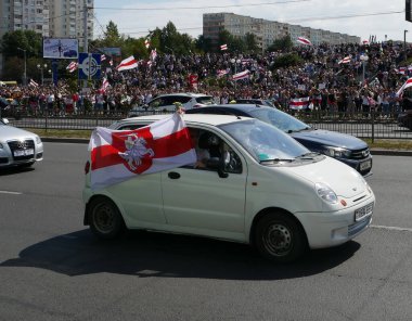 Minsk Belarus - 08.15.2020: Lukashenko diktatörüne karşı protesto. Hükümete karşı barışçıl sokak protestosu.
