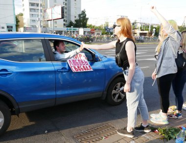 Minsk Belarus - 08.15.2020: Lukashenko diktatörüne karşı protesto. Barışçıl protesto. Halkın dayanışması.