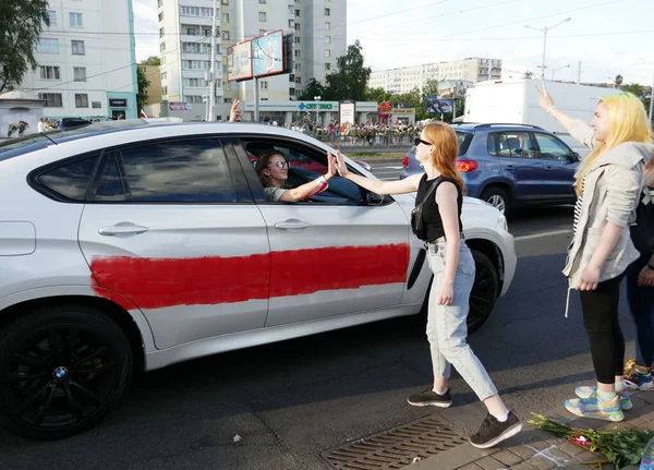 Minsk Belarus - 08.15.2020: Lukashenko diktatörüne karşı protesto. Barışçıl protesto. Halkın dayanışması.
