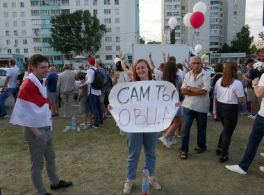 Minsk Belarus - 08.15.2020: Lukashenko diktatörüne karşı protesto. Hükümete karşı barışçıl sokak protestosu.