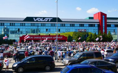 Belarus 2020 cumhurbaşkanlığı seçimlerinden sonra fabrika işçilerinin Lukashenko diktatörüne karşı barışçıl protesto eylemleri.