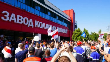 Belarus 2020 cumhurbaşkanlığı seçimlerinden sonra fabrika işçilerinin Lukashenko diktatörüne karşı barışçıl protesto eylemleri.