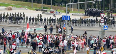 Minsk, Belarus - 23 Ağustos 2020. Mevcut hükümete karşı barışçıl protesto eylemleri