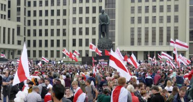 Minsk, Belarus - 23 Ağustos 2020. Mevcut hükümete karşı barışçıl protesto eylemleri