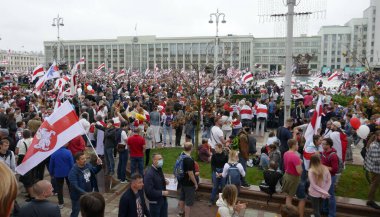 Minsk, Belarus - 23 Ağustos 2020. Mevcut hükümete karşı barışçıl protesto eylemleri