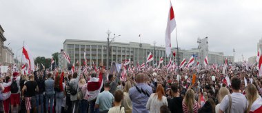 Minsk, Belarus - 23 Ağustos 2020. Mevcut hükümete karşı barışçıl protesto eylemleri