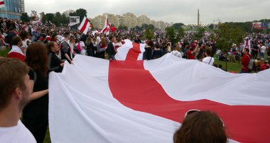 Minsk, Belarus - 23 Ağustos 2020. Beyaz Rusya 'da yapılan cumhurbaşkanlığı seçimleri sonrasında görevdeki hükümete karşı barışçıl protesto eylemleri.