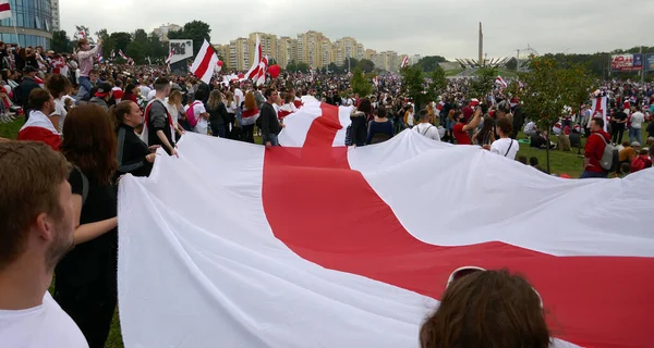 Minsk, Belarus - 23 Ağustos 2020. Beyaz Rusya 'da yapılan cumhurbaşkanlığı seçimleri sonrasında görevdeki hükümete karşı barışçıl protesto eylemleri.