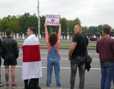 Minsk, Belarus - 23 Ağustos 2020. Beyaz Rusya 'da yapılan cumhurbaşkanlığı seçimleri sonrasında görevdeki hükümete karşı barışçıl protesto eylemleri.