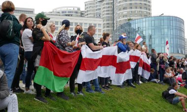 Minsk, Belarus - 23 Ağustos 2020. Beyaz Rusya 'da yapılan cumhurbaşkanlığı seçimleri sonrasında görevdeki hükümete karşı barışçıl protesto eylemleri.
