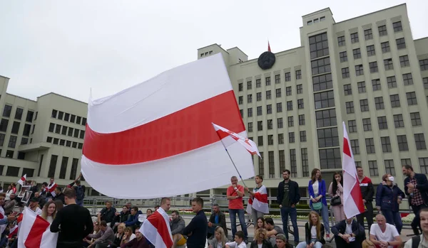 Minsk, Belarus - 23 Ağustos 2020. Beyaz Rusya 'da yapılan cumhurbaşkanlığı seçimleri sonrasında görevdeki hükümete karşı barışçıl protesto eylemleri.