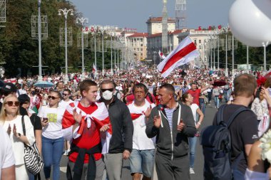 Halk, Minsk 'teki cumhurbaşkanlığı seçimlerinin sonuçlarına karşı ana şehir yolunda düzenlenen bir protesto yürüyüşüne katıldı. Barışçıl protestolar Diktatör Lukashenko 'ya karşı protesto.