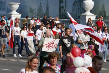 Halk, Minsk 'teki cumhurbaşkanlığı seçimlerinin sonuçlarına karşı ana şehir yolunda düzenlenen bir protesto yürüyüşüne katıldı. Barışçıl protestolar Diktatör Lukashenko 'ya karşı protesto.