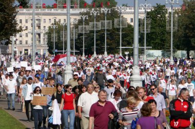 Halk, Minsk 'teki cumhurbaşkanlığı seçimlerinin sonuçlarına karşı ana şehir yolunda düzenlenen bir protesto yürüyüşüne katıldı. Barışçıl protestolar Diktatör Lukashenko 'ya karşı protesto.