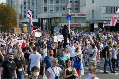 Halk, Minsk 'teki cumhurbaşkanlığı seçimlerinin sonuçlarına karşı ana şehir yolunda düzenlenen bir protesto yürüyüşüne katıldı. Barışçıl protestolar Diktatör Lukashenko 'ya karşı protesto.