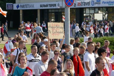 Halk, Minsk 'teki cumhurbaşkanlığı seçimlerinin sonuçlarına karşı ana şehir yolunda düzenlenen bir protesto yürüyüşüne katıldı. Barışçıl protestolar Diktatör Lukashenko 'ya karşı protesto.