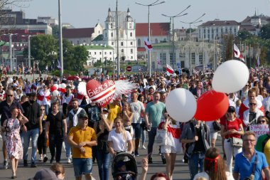 Halk, Minsk 'teki cumhurbaşkanlığı seçimlerinin sonuçlarına karşı ana şehir yolunda düzenlenen bir protesto yürüyüşüne katıldı. Barışçıl protestolar Diktatör Lukashenko 'ya karşı protesto.