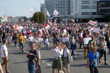 Halk, Minsk 'teki cumhurbaşkanlığı seçimlerinin sonuçlarına karşı ana şehir yolunda düzenlenen bir protesto yürüyüşüne katıldı. Barışçıl protestolar Diktatör Lukashenko 'ya karşı protesto.