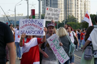 Halk, Minsk 'teki cumhurbaşkanlığı seçimlerinin sonuçlarına karşı ana şehir yolunda düzenlenen bir protesto yürüyüşüne katıldı. Barışçıl protestolar Diktatör Lukashenko 'ya karşı protesto.