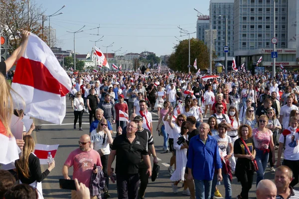 Halk, Minsk 'teki cumhurbaşkanlığı seçimlerinin sonuçlarına karşı ana şehir yolunda düzenlenen bir protesto yürüyüşüne katıldı. Barışçıl protestolar Diktatör Lukashenko 'ya karşı protesto.