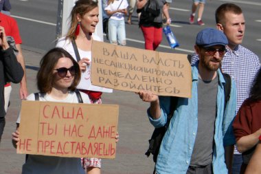 Beyaz Rusya 'nın görevdeki başkanına karşı protestocular pankartlar ve bayraklarla Minsk sokaklarına döküldüler..